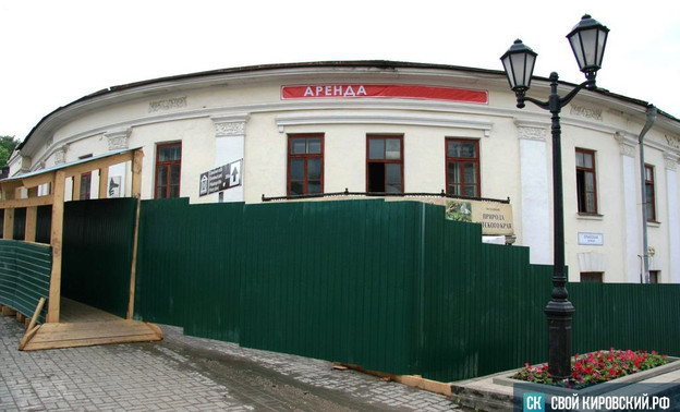 Начался ремонт бывшего здания Общественного собрания на улице Спасской