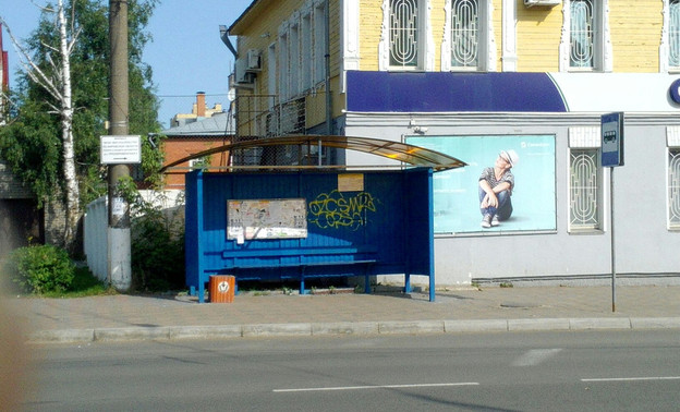 В Кирове свежевыкрашенные остановки расписали вандалы