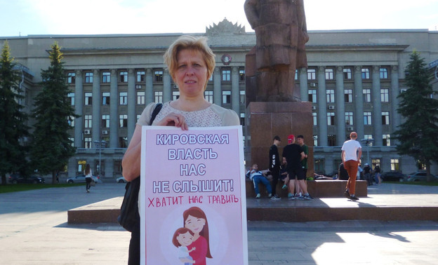 Кировчанка вышла на пикет против переработки опасных отходов в «Марадыковском»