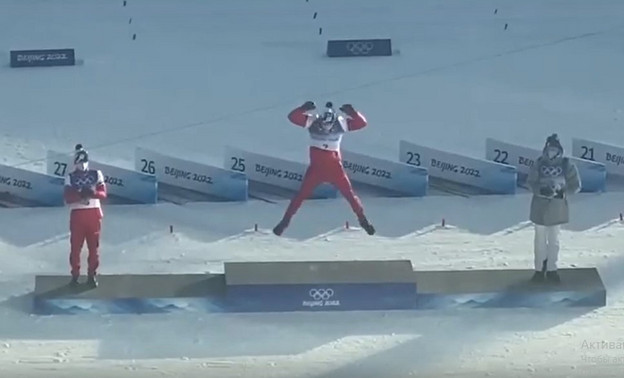 Российский лыжник выиграл золото и сломал пьедестал на церемонии награждения (ВИДЕО)
