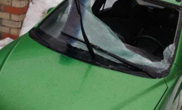 Рухнувший с крыши снег разбил припаркованную у дома иномарку