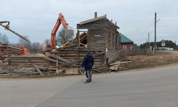 Во время сноса дома в Среднеивкино обнаружили уникальные старинные документы