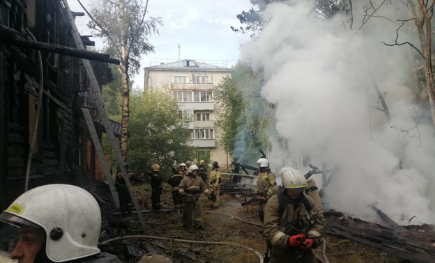 UPD: В центре Кирова загорелся сарай