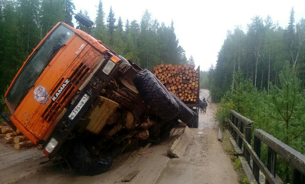 В Верхнекамском районе под лесовозом провалился мост
