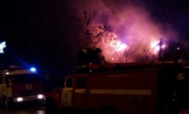 Больше 30-ти человек тушили горящий дом на улице Урицкого