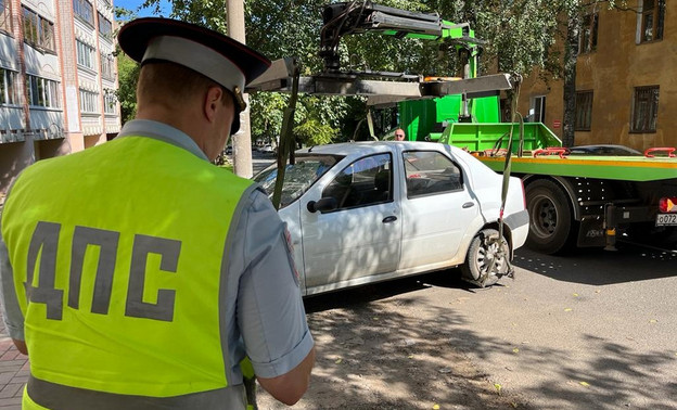 В Кирове за 8 месяцев более двух тысяч водителей оштрафовали за неправильную парковку