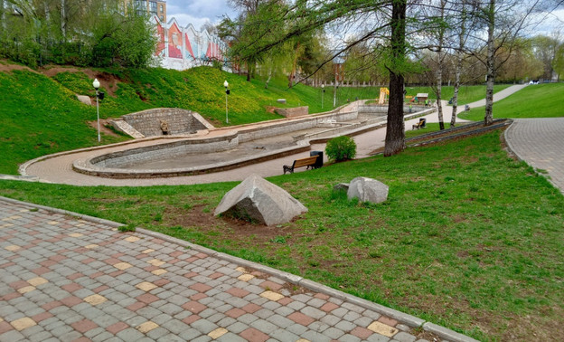 В фонтане сквера 60-летия СССР в Кирове обнаружили утечку. Включение пришлось отложить