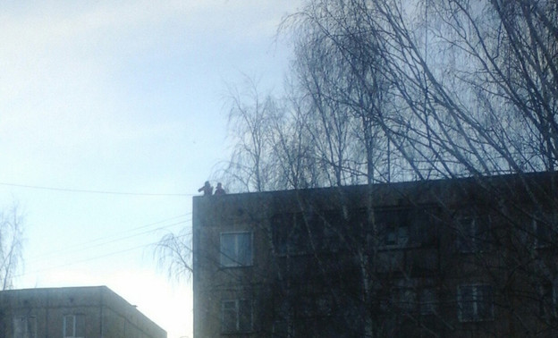 В Кирове двое детей гуляли по краю крыши