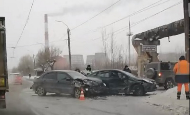 На улице Луганской столкнулись четыре иномарки, есть пострадавшие