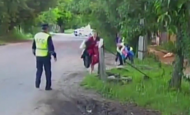В Советске проезжавшие мимо дорожные полицейские спасли из огня многодетную семью (видео)