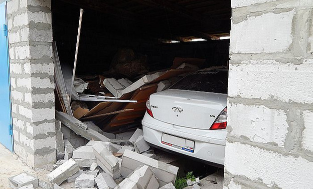 В одном из гаражей Омутнинска стена обрушилась на иномарку. ВИДЕО