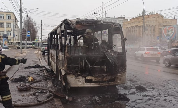 В центре Кирова загорелся автобус