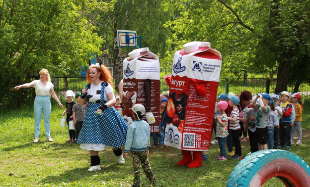 Корова Наташа и весёлые йогурты рассказали юным кировчанам, как производится молоко