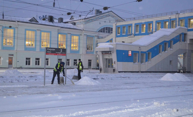 Из-за сильного снегопада на железнодорожных станциях Кировской области ввели режим «Буран»