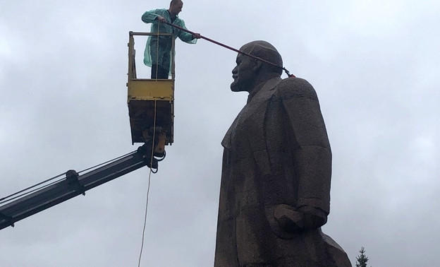 В Кирове помыли памятник Ленину на Театральной площади