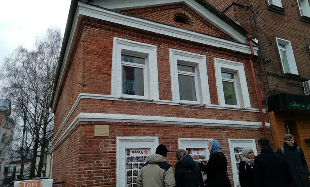 Дом, отремонтированный в рамках «Том Сойер Феста», украсили уникальной табличкой из обломков Александро-Невского собора