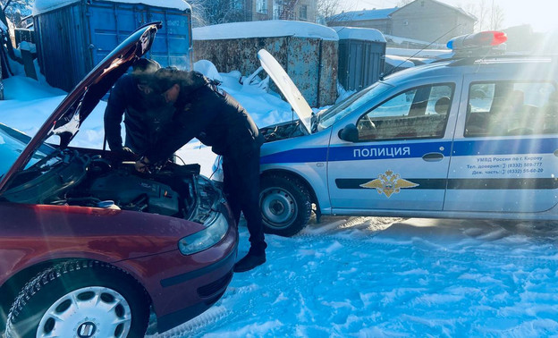 Автоинспекторы помогли кировчанам, чьи автомобили заглохли из-за сильных морозов