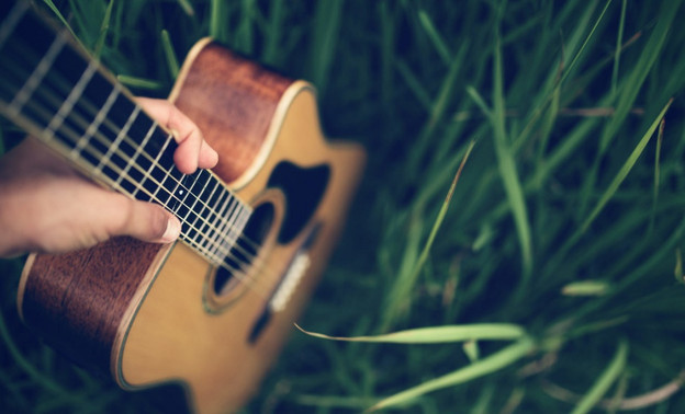 Песни под гитару и атмосфера летних посиделок на лужайке