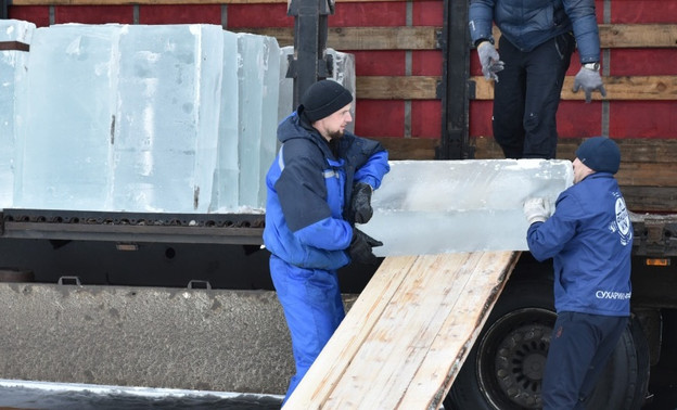 В Киров привезли первую партию ледяных блоков из Тюмени