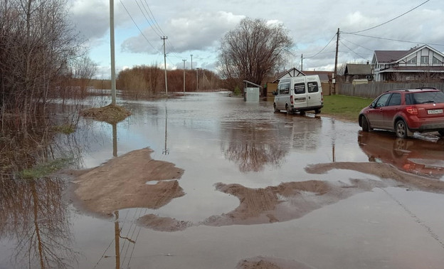 В Кирове затопило дороги на улице Лесозаводской и в слободе Широковской