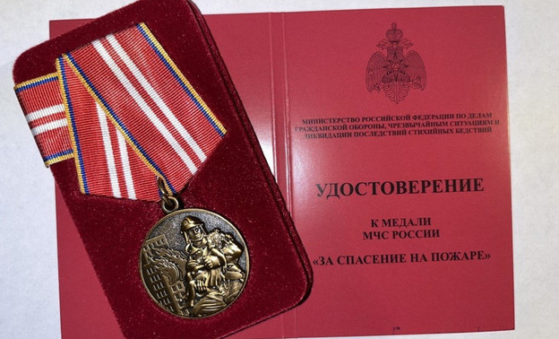 Двух кировских пожарных наградили за спасение людей из огня