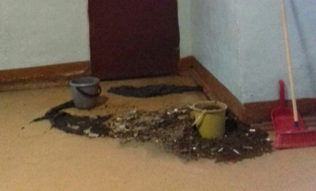 В кировской школе №45 обвалилась часть потолка
