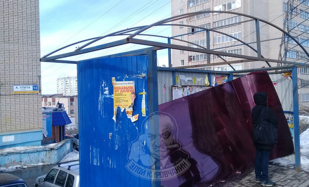 Сильный ветер сорвал крышу с остановки в Кирове