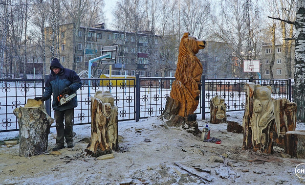Завхоз школы для детей с ОВЗ в Кирово-Чепецке выточил из дерева фигуры животных
