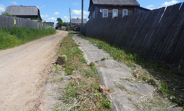 В Омутнинске жители сделали тротуары из рубероида