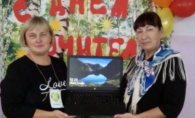 «Единая Россия» подарила ноутбук сельской школе