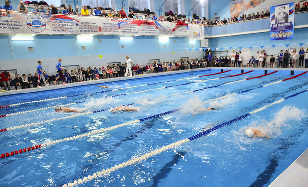 470 спортсменов и восемь регионов: в Кирово-Чепецке прошли областные соревнования по плаванию