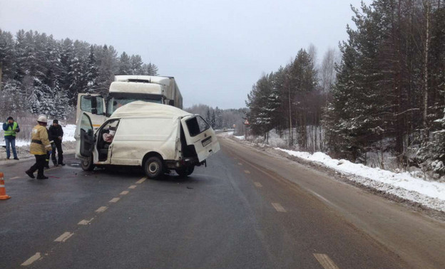 Смертельная авария: в Белохолуницком районе микроавтобус столкнулся с «КамАЗом»