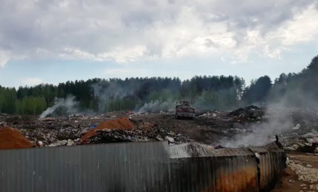 В Свечинском районе горит огромная свалка