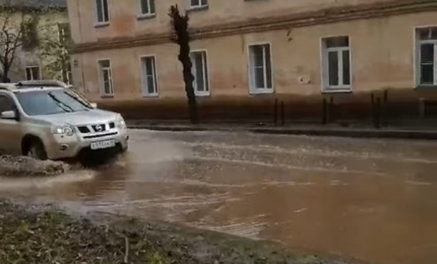 В Кирове затопило улицу Шинников