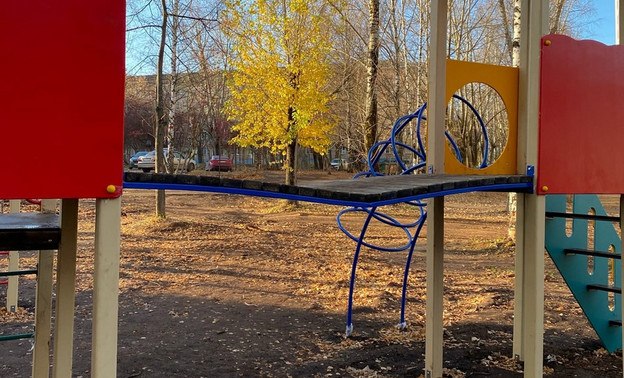 Кировчане жалуются на качество детской площадки, которую построили по нацпроекту