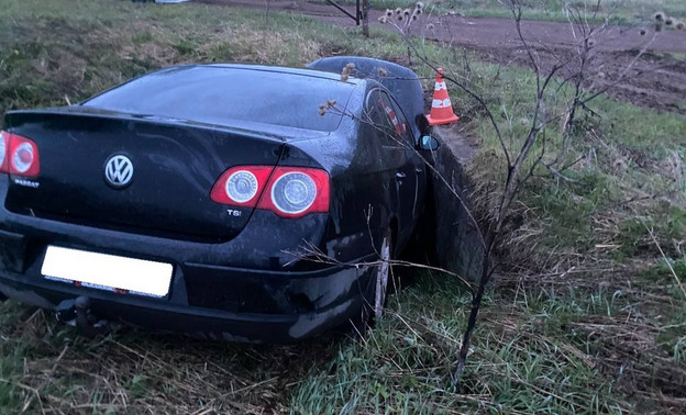 Автомобилист в Костино съехал в кювет и врезался в тоннель