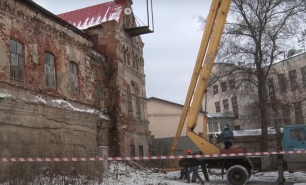 В самом старом каменном доме Кирова разрушается крыша
