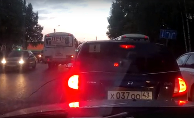 В Кирове ещё один водитель автобуса решил объехать пробку по «встречке»
