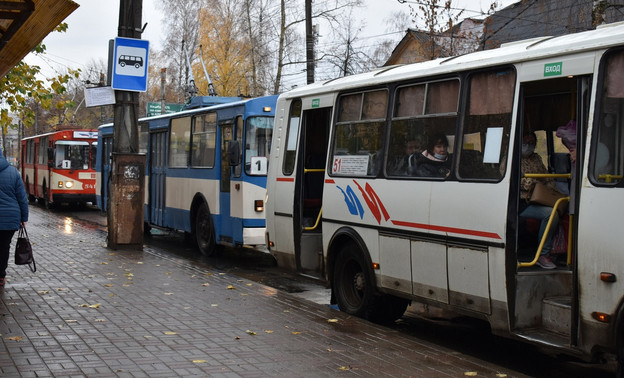 «Транспортная деградация»: Денис Пырлог объяснил, почему в Кирове на маршруты стало выходить меньше автобусов и троллейбусов
