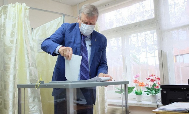Губернатор Кировской области проголосовал на избирательном участке в деревне Слободского района