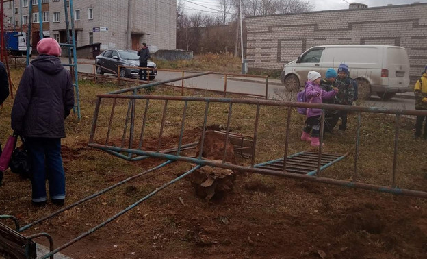 В Кирове на глазах у детей разрушили и вывезли детскую площадку