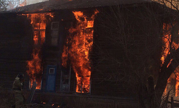 В Кирове на улице Блюхера сгорел очередной деревянный дом