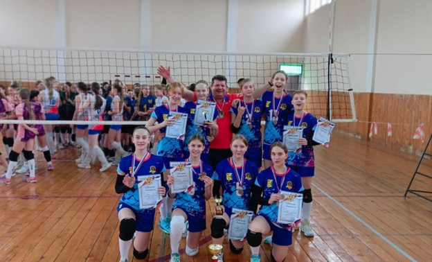 Команда Кировской области взяла бронзу на всероссийском турнире по волейболу