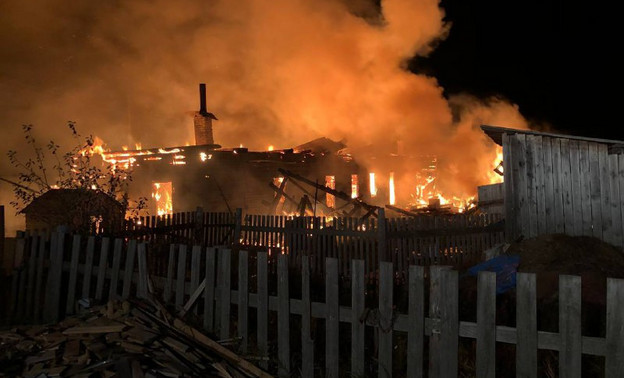 В Проснице во время ночного пожара в многоквартирном доме погибли два человека