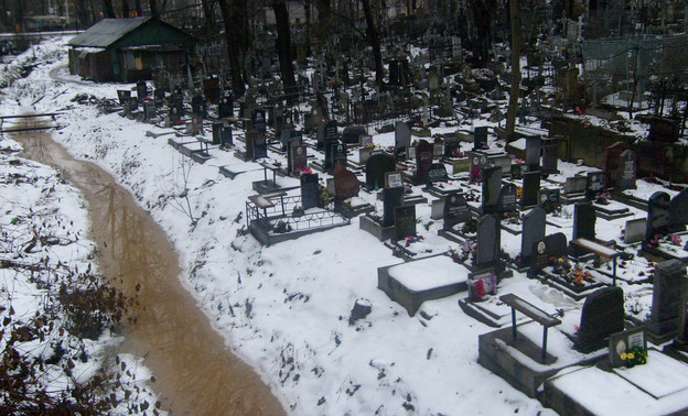 На нескольких кладбищах Кирова временно ограничили захоронения людей