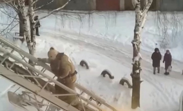 Очевидцы сняли на видео спасение ребёнка из горящего дома на Павла Корчагина