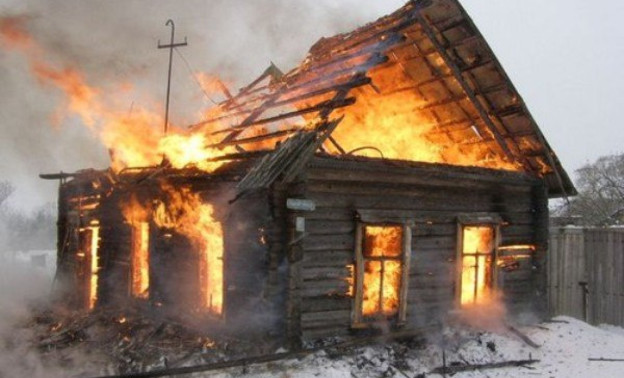 В Кировской области полностью сгорел сельский дом