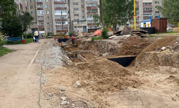 В Кирове никто не контролирует сроки проведения благоустройства на местах раскопок во дворах