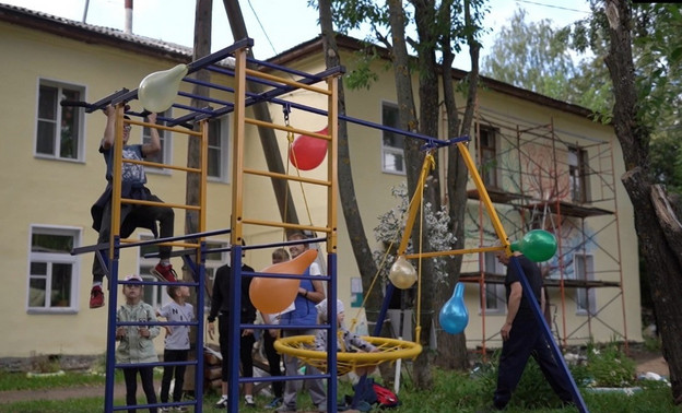 Во дворе дома на Шинников, 4 установили спортивное оборудование и нарисовали древо жизни