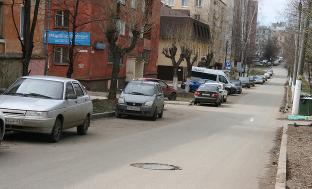 В Кирове предлагают расширить парковочные карманы